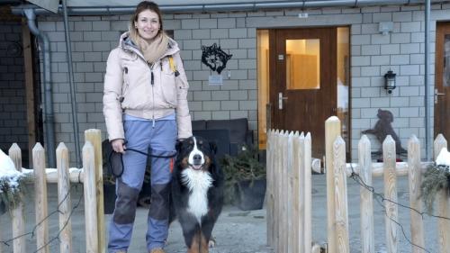 Jennifer Filli maina la Pensiun da bes-chas a Ramosch (fotografia: Fadrina Hofmann).