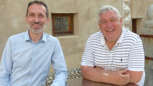 Diego Deplazes, il secretari general da la Lia Rumatscha, e Hermann Thom a chaschun da la radunanza generala 2021 (fotografia: Flurin Andry).