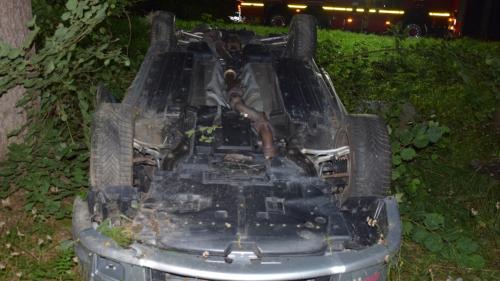 Das Fahrzeug kam auf dem Dach liegend zum stillstand.