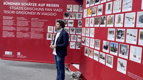 Il mainaproget Chirstoph Luzi bivgnainta a l'avertüra da l'exposiziun. fotografia: Fadrina Hofmann
