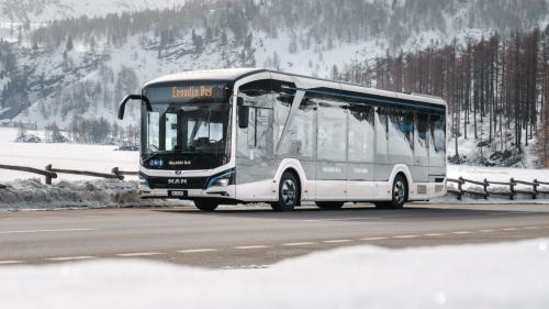 Nicht nur eine elegante Erscheinung, sondern auch ein vollwertiges Elektrofahrzeug: der Bus-Prototyp «MAN Lion’s City 12E» unterwegs im Oberengadin.
Foto: Federico Sette