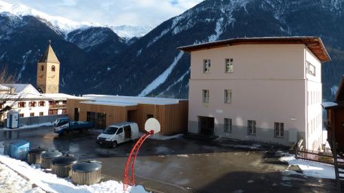 La butia sper la chasa da scoula a Ramosch vain drivida probabelmaing in favrer da quist on chi vain (fotografia: Flurin Andry).