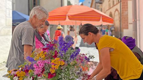 Ün marchà cun bleras sportas artischanas tras las giassas d’Ardez (fotografia: Fadrina Hofmann).