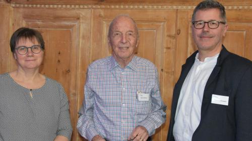 In preschentscha dal capo cumünal da Scuol, Aita Zanetti, ha surdat il president scadent, Heinz Zürcher (immez) las mastrinas da la gruppa d’interess dals  possessurs da seguondas abitaziuns a Sascha Ullmann (fotografia: Nicolo Bass).