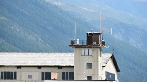 In die Jahre gekommen: Die Infrastruktur des Regionalflughafens Samedan ist seit den 1970er-Jahren nie umfassend erneuert worden. Das soll sich 
ändern. Sofern die Stimmberechtigten die nötigen Gelder sprechen. Foto: Reto Stifel