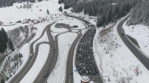 Als 19 da favrer spettaiva a Selfranga ün’intera «armada» da veiculs da gnir chargiada sül tren tras il Vereina (fotografia: RTR).