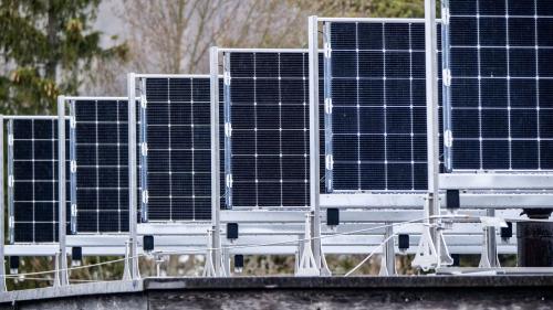 Die Auswirkung von Solar- und Windpärken auf den Tourismus sind 
gemäss WIFO besonders sorgsam abzuwägen. Symbolfoto: Jon Duschletta