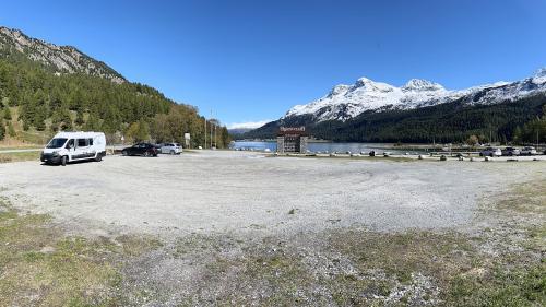 Die Schaffung weiterer legaler Übernachtungsmöglichkeiten könnte die Angst vor Übertourismus schüren. Werden die Stellplätze jedoch zu einem ehrlichen Preis angeboten, übernachten nicht mehr Camper. Fotos: Andrea Gutgsell