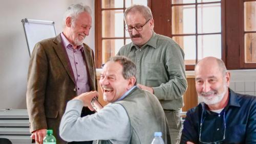 Fritz Felix (schnestra) es gnü dat il cumgià sco administratur e chaschier da la CEE dal president Victor Peer.  Davantvart Riet Campell, president cumünal da S-chanf, e Peder Caviezel, capo da Valsot. fotografia: Jon Duschletta