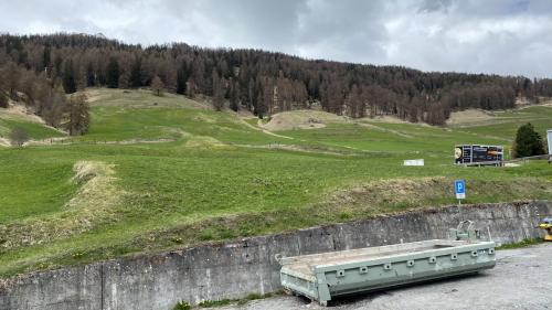 Il cumün da Scuol voul perseguitar ün proget per realisar ün hotel sün quista parcella a Ftan (fotografia: Andri Netzer).