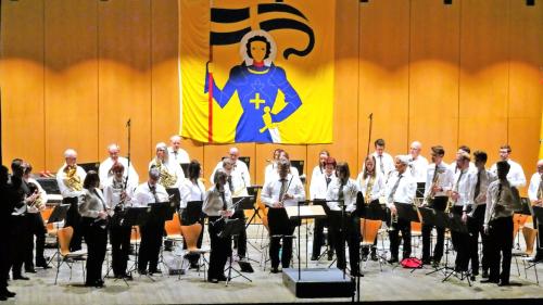 Die Musikgesellschaft St. Moritz unter der Leitung von Alessandro Pacco auf einer musikalischen Reise. Foto: Not Janett