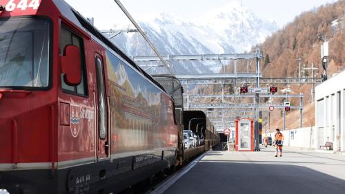 La Viafier retica augmainta las tariffas pel transport d’autos tras il tunnel dal Vereina (fotografia: Michael Steiner).