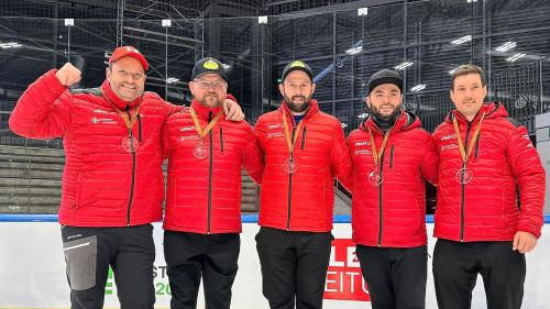 Die Schweizer Nationalmannschaft mit Fabian Spiess (von links), Heinz Knörri, Tobias Bischoff, Christian Martin und dem Unterengadiner Claudio Mathieu gewinnen WM-Bronze in der Eisstock-Königsdisziplin. Foto: z. Vfg