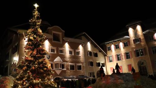 In dumengia es sto l’impizzer ufficiel da la glüsch dal grand bös-chin sün plazza a Zuoz (fotografia: Martin Camichel).