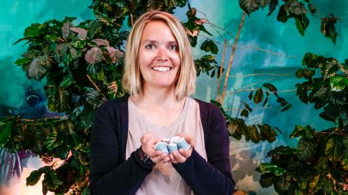 Sabina Cloesters, die Geschäftsführerin der Engadiner Kaffeerösterei Badilatti, zeigt stolz die neuen umweltschonenden Kaffeekapseln her. Foto: Jon Duschletta