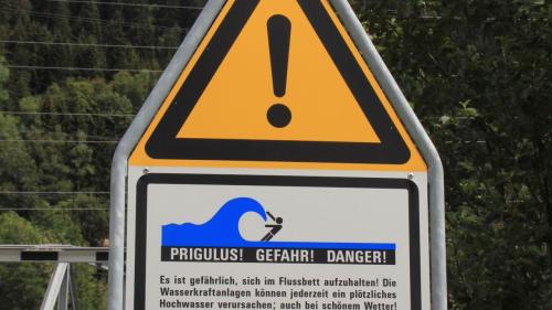 Cun avertimaints publics e tablas a las rivas dals flüms vain rendü attent al privel d’aua gronda inaspettada (fotografia: Adrian Michael).