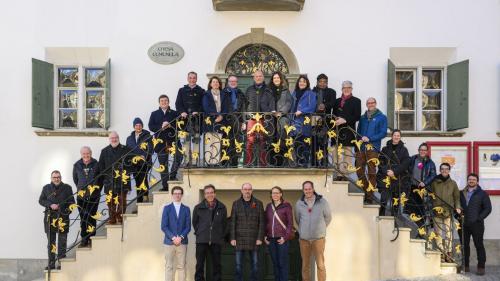 Nationalratspräsidentin Maja Riniker übermittelte in Samedan eine Grussbotschaft an die Bevölkerung. Hier auf dem Gruppenbild in der Mitte rechts, zusammen mit Regierungsmitgliedern aus Bern, Graubünden und der Gemeinde. Fotos: Giancarlo Cattaneo
