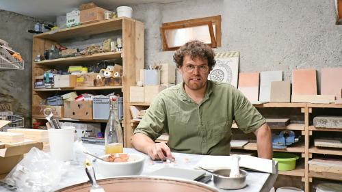 Il «alchemist dals pigmaints» Joannes Wetzel cun tuot las üsaglias per il pass final – il maisdar da las culuors (fotografia: Martin Camichel).