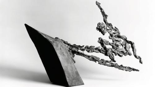 Giuliano Pedrettis 1993 entstandene, 43 Zentimeter hohe Bronzeskulptur «Der Seiltänzer über dem Abgrund». Foto: Fundaziun Crasta