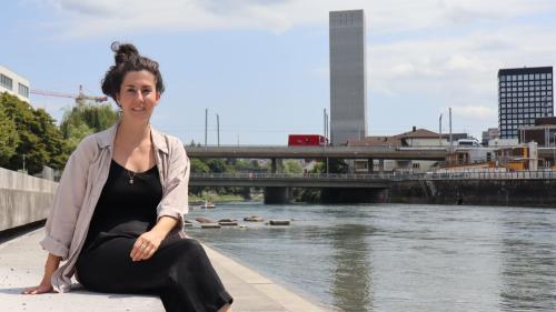 Ursina Giger dasper la Limmat a Turich, inua ch’ella abita daspö desch ans (fotografia: Martin Camichel).