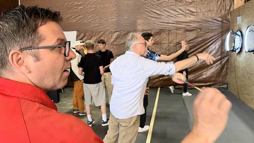 Beim Dartspiel ist höchste Konzentration gefordert. Foto: Andrea Gutgsell