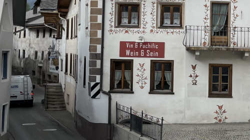 La zona da tempo 30 a Sta. Maria ha pudü calmar il trafic in cumün, ma nun ha scholt il problem: l’intensità dal trafic (fotografia: Martin Camichel).