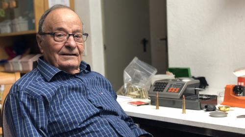 Matias Oswald – ün chatschader cun experienza chi fa svessa sia muniziun. Quist on ha el tschüf regalà la patenta da chatscha (fotografias: David Truttmann).