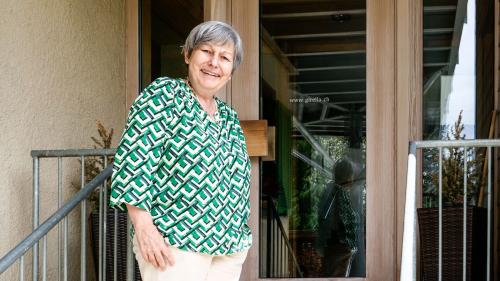 Ursi Costa beim Eingang zum Wohnheim Girella in Bever. Foto: Jon Duschletta