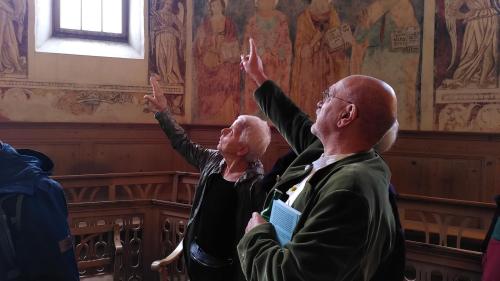 Köbi Gantenbein hat die 30 Kirchen zwischen Brail und Martina besucht. In seinem Buch berichtet er über ihre Architektur und die Kirchen-, Kunst- und Sozialgeschichte aus dem Unterengadin. Foto: Imke Marggraf