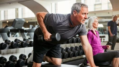 In St. Moritz gibt es ab April 2025 einen Standort weniger fürs Fitnesstraining. Update Fitness schliesst den Standort im Ovaverva. Symbolbild: shutterstock.com/peoplemages.com Yuri A
