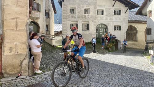 In Guarda werden die Teilnehmer des Nationalpark Bike-Marathons lautstark angefeuert. Foto: Fadrina Hofmann
