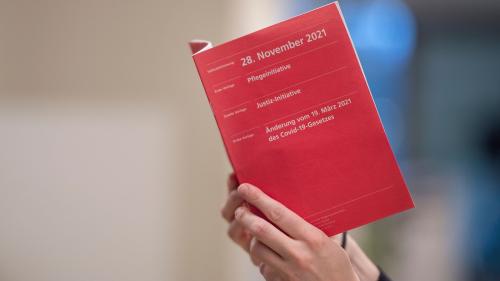 Var 13 500 votantas e votants legian (o survegnan almain) il quadern cotschen in lingua rumantscha (fotografia: Livia Mauerhofer/Somedia).