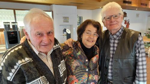 L’anteriur magister da skis Lureng Peer (a schnestra) culs duos giasts fidels Angela e Hans-Christian Noblé chi fan daspö 50 ons vacanzas a Ftan (fotografia: mad).