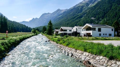  Der Beverin von der Brücke der alten Kantonsstrasse am Bahnhofsgelände flussaufwärts in Richtung Spinas gesehen...