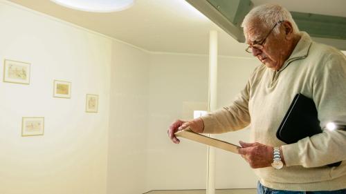 Cun l’indigen Attilio Bivetti, ün dals auturs d’istorgias expostas, in visita in l’exposiziun litterera. fotografias: Jon Duschletta 