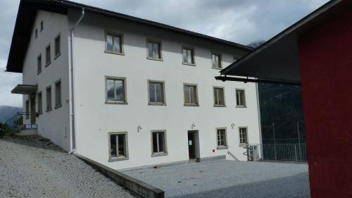 Quista plazza davant la chasa da scoula a Tschlin servirà sco terrassa da l’ustaria planisada (fotografia: Flurin Andry).