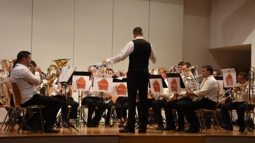 La Musica da Ramosch ha preschantà il prüm concert annual cul nouv dirigent Angelo Horber (fotografia: Nicolo Bass).