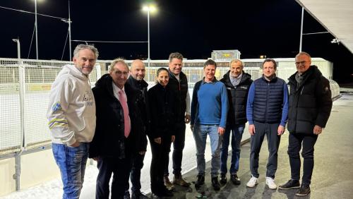 Vorstand und Vereinspräsidenten versammelt: (von links) Marco Schmied, Andrea Melcher, Luca Compagnoni, Valeria Schmidt-Pitsch, Gian Reto Staub, Gian Marco Tomaschett, Thomas Eisenlohr, Roberto Clavadätscher, Andry Niggli. Foto: Michel Pelazzi