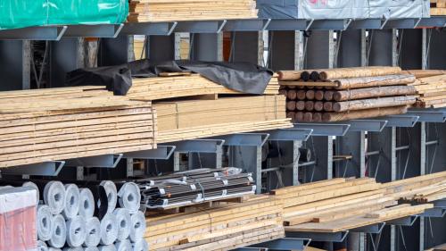 Wer kann, bestellt benötigtes Baumaterial auf Vorrat. Die Lieferfristen für verschiedene Holzprodukte haben sich in den letzten Monaten von drei auf auch mal 14 Wochen vervielfacht. 				Foto: Daniel Zaugg