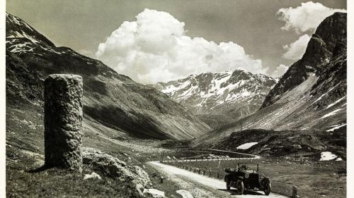 Mit dem Auto über den Julierpass zu fahren, war eine einsame Angelegenheit. 	Foto: ETH-Bibliothek Zürich, Bildarchiv 