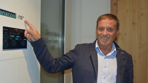 Mattias Bulfoni preschainta la cabina per terapias da fraidezza i’l nouv stabilimaint da la Clinica Holistica Engiadina a Susch (fotografia: Nicolo Bass).