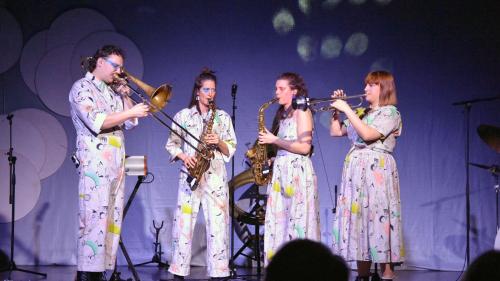 Bibi Vaplan cun sia squadra da popcornautas e popcornauts han preschantà ün viadi musical tras l’univers da popcorn. fotografia: Nicolo Bass