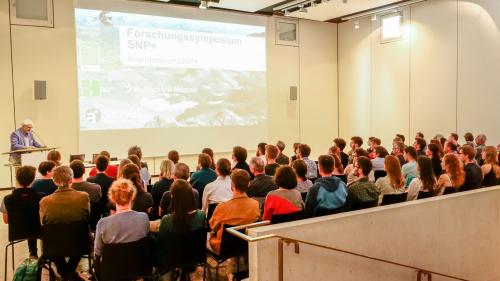 SNP-Direktor Ruedi Haller (links) während der Begrüssung des Publikums im Auditorium des Schweizerischen Nationalparks in Zernez. Foto: Jon Duschletta