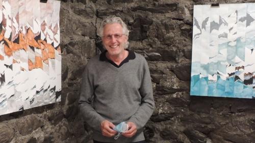 L’artist Jachen Canal preschainta sias ouvras illa Tuor dad Ardez (fotografia: Benedict Stecher).