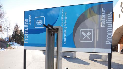 Die Engadin Arena kommt ab diesem Sommer in ihre zweite Phase. Nach der Aufbauphase und der Umsetzung kleinerer Teilprojekte wie die Signaletik hier in Promulins Samedan stehen jetzt die grösseren Infrastrukturen bevor.