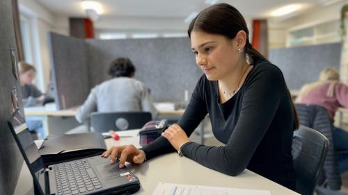 Die Jugendlichen schätzen es, im eigenen Tempo lernen zu können. Foto: Fadrina Hofmann