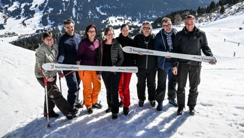 Möchten in die Bündner Regierung neu- oder wiedergewählt werden, von links: Aita Zanetti, Marcus Caduff, Valérie 
Favre Acola, Carmelia Maissen, Nora Saratz Cazin, Maurizio Michael, Peter Peyer und Martin Bühler. Foto: Dani Ammann