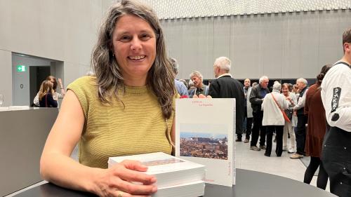 L’autura e sia guida – Prisca Roth ha pudü preschantar in venderdi passà sia publicaziun istoric-culturala «Genua – La Superba» i’l Museum d’art dal Grischun (fotografia: David Truttmann).