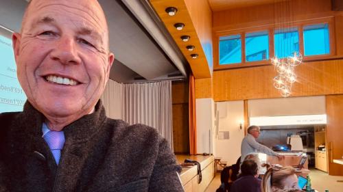 Daniel Bosshard freut sich auf weitere drei Jahre im Amt des Gemeindepräsidenten.Foto: z.Vfg