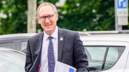 In avegnir sarà Christian Rathgeb plü suvent in viadi cun gianellas e sainza cravatta.	fotografia: Jon Duschletta